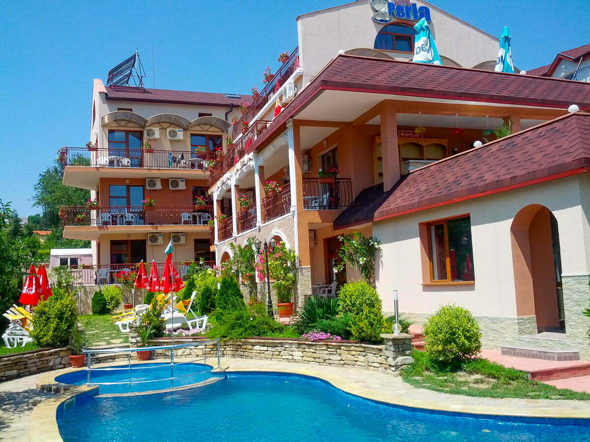 Уютен семеен хотел с басейн в град Бяла.